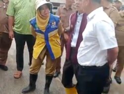 Wako Ratu Dewa Tinjau Genangan di Jalan Purban, Warga Lepas Ikan Lele