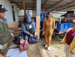 Tekan Angka Penularan Rabies, Pemkab Sanggau Sediakan 18 Ribu Ampul VAR  SANGGAU, Jejaksanggau.com – Pemerintah Kabupaten Sanggau terus berupaya memastikan keamanan dan kesehatan masyarakat dengan meminimalisir angka penularan rabies. Salah satu langkah yang dilakukan yaitu mengintensifkan pemberian vaksin anti rabies (VAR) kepada hewan penular rabies.  Melalui Dinas Perkebunan dan Peternakan, sejak Senin (25/8/2025) jajaran Pemkab bersama Satgas Pengendalian Kejadian Luar Biasa (KLB) Rabies Kabupaten Sanggau mulai melaksanakan vaksinasi massal di sejumlah titik.  “Hari ini kita mulai kegiatan pengendalian KLB Rabies dengan melakukan vaksinasi anti rabies terhadap hewan-hewan penular rabies,” ujar Kepala Bidang Peternakan, Dr. Ambius Anton, mewakili Kepala Dinas Perkebunan dan Peternakan Kabupaten Sanggau.  Menurut Dr. Anton, pada hari pertama kegiatan, pihaknya menerima distribusi VAR dari Dinas Kesehatan Kabupaten Sanggau yang kemudian disalurkan ke lokasi vaksinasi sesuai dengan permintaan dari masing-masing desa.  Ia menambahkan, secara keseluruhan Kabupaten Sanggau memiliki stok kurang lebih 18 ribu ampul VAR. “Jumlah ketersediaan VAR di Kabupaten Sanggau sekitar 18.000 ampul,” jelasnya.  Dengan ditetapkannya status KLB, Pemkab berharap upaya pengendalian rabies dapat berjalan maksimal, sehingga masyarakat tidak lagi merasa khawatir terhadap penyebaran penyakit mematikan tersebut.