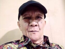 Puisi Esai Yang Tergantung Dipagar Pendopo Agung