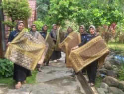 Dari Ibu Rumah Tangga Jadi Penggerak Songket Desa: Kisah Yenny Puspitasari dan Songket Behembang Lingge.