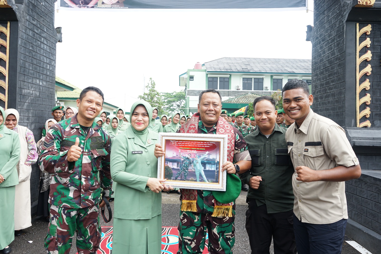 Tradisi Pedang Pora Iringi Lepas Sambut Dandim 0402/OKI-OI