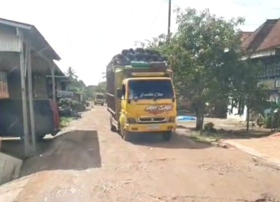 Truk Sawit Over Tonase Bikin Jalan Desa Tapus Hancur, Dishub OKI Dinilai Lalai