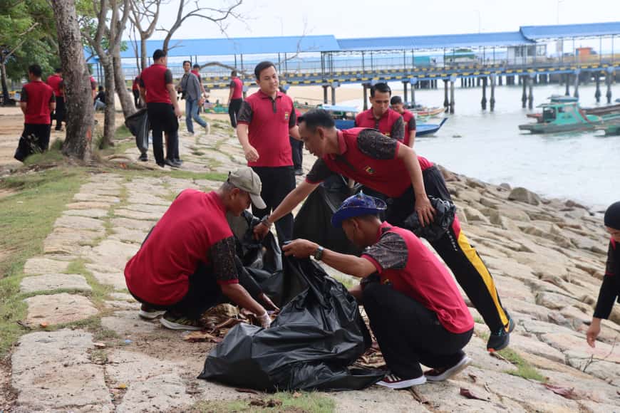 Kapolres Bangka Barat Bersama Masyarakat Bersihkan Cagar Budaya Mercusuar Tanjung Kalian.
