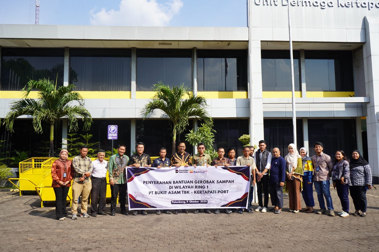 PT Bukit Asam Kertapati Port Salurkan 9 Unit Gerobak Sampah untuk Warga Ring 1