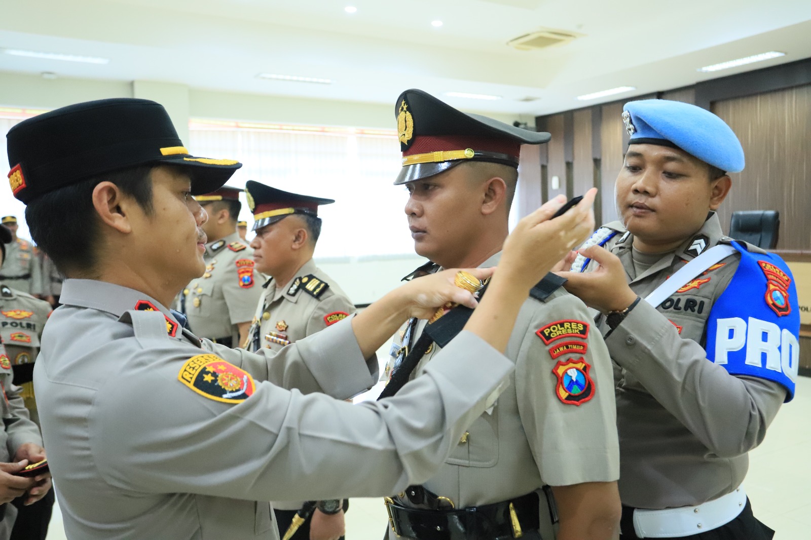 Kapolres Gresik AKBP Rovan Mahenu Tekankan Penguatan Pelayanan Publik dalam Sertijab Jajaran Polres Gresik