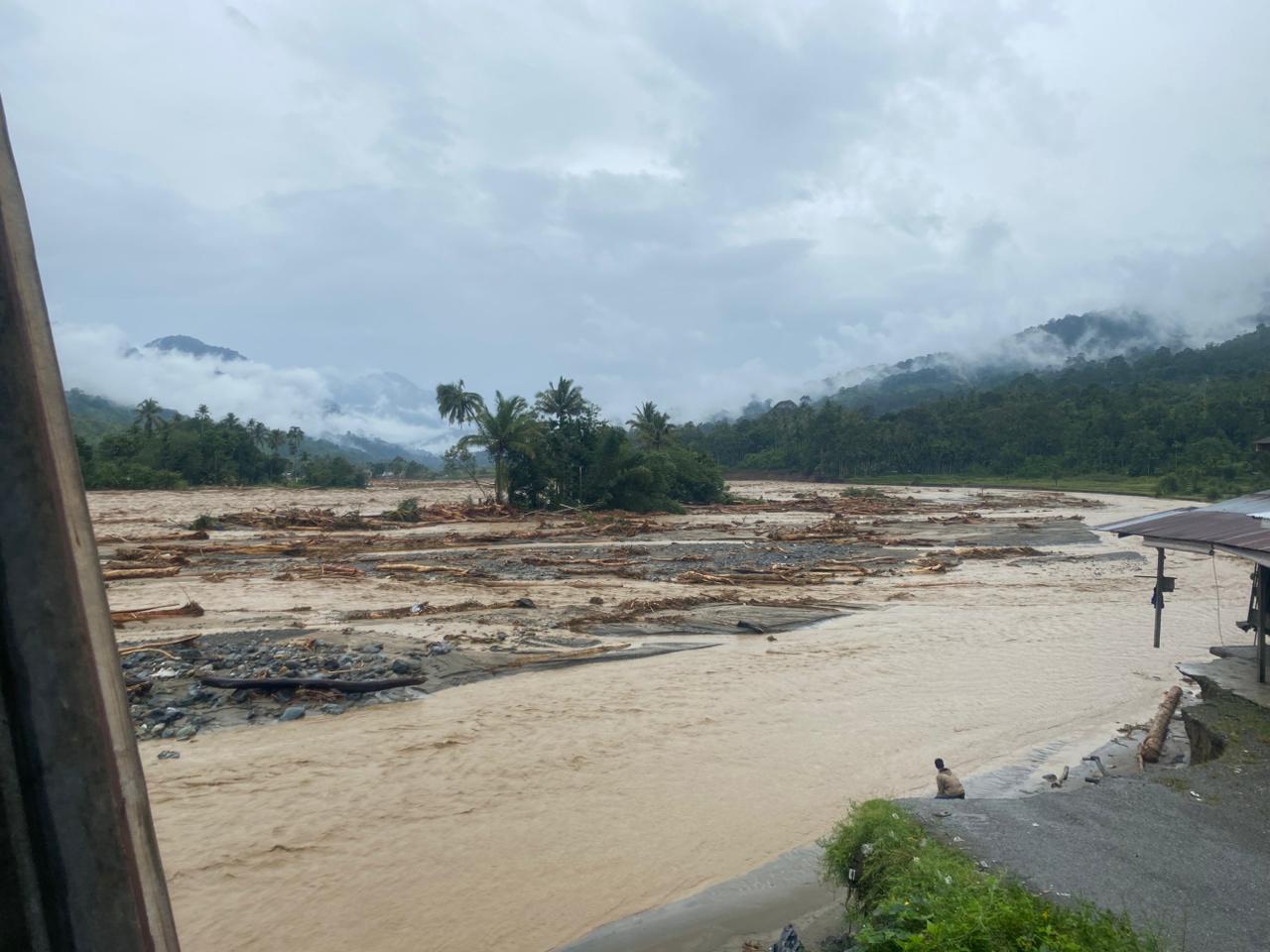 Banjir Bandang Nagan Raya Hancurkan Permukiman: Dua Rumah Wartawan SWI Hilang Terseret Arus.