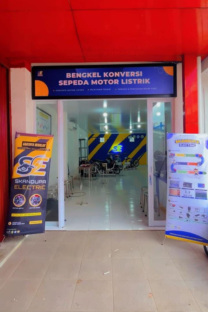 Pertama kali di Sumsel, SMKN 2 Palembang Resmikan bengkel konversi sepeda motor listrik.