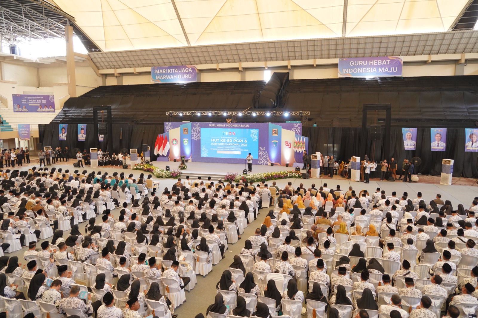 OKI Jadi Tuan Rumah Puncak HUT ke-80 PGRI dan HGN Sumsel, 3.000 Guru Padati GOR Biduk Kajang