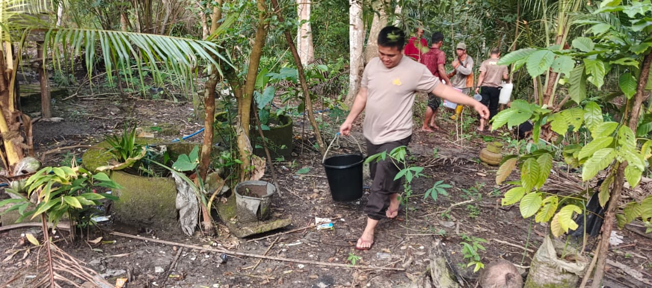 Aksi Heroik Kapolsek Simpang Teritip Padamkan Kebakaran Rumah, Tuai Ribuan Pujian Warga