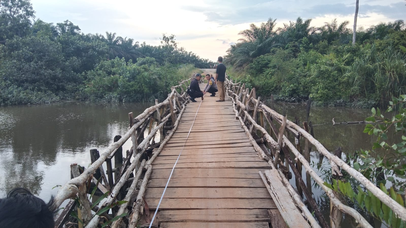Polres Bangka Barat Dan Brimob Tinjau Rencana Perbaikan Jembatan Mancung–Belit, Akses Anak Sekolah Jadi Prioritas