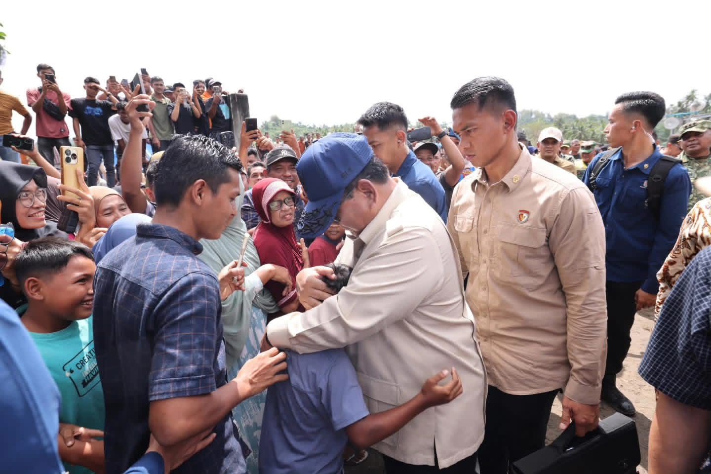 Presiden Prabowo Subianto meninjau langsung tenda pengungsian korban bencana di Kabupaten Bireuen,