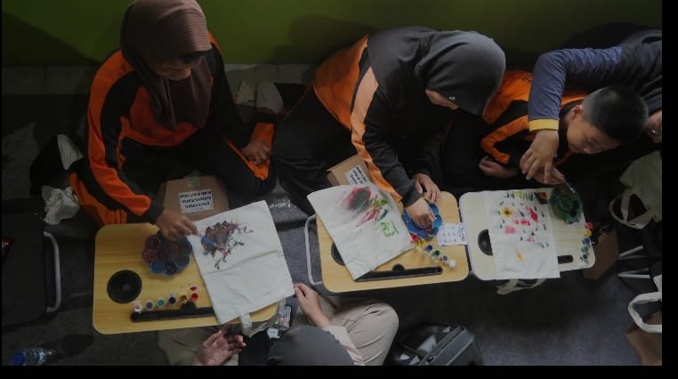 PTBA Dukung Pendidikan Inklusif Lewat Kelas Kreasi di SLB Autis Karunia