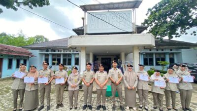 Delapan Pegawai Kantah Prabumulih Terima Penghargaan Pegawai Teladan Semester II