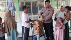 Kapolres Lhokseumawe Salurkan Bantuan Telur untuk Pengungsi di Dewantara
