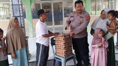 Kapolres Lhokseumawe Salurkan Bantuan Telur untuk Pengungsi di Dewantara