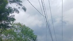Kabel WiFi Banyak Menempel di Tiang Listrik Kabupaten 4 Lawang, Risiko Kebakaran Mengintai dengan Asal Usul Belum Jelas