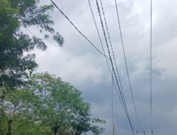 Kabel WiFi Banyak Menempel di Tiang Listrik Kabupaten 4 Lawang, Risiko Kebakaran Mengintai dengan Asal Usul Belum Jelas