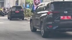 DUA MOBIL DINAS BERPELAT SAMA VIRAL DI PALEMBANG, DIDUGA LANGGAR ATURAN, INSPEKTORAT DIMINTA BERTINDAK
