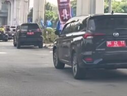 DUA MOBIL DINAS BERPELAT SAMA VIRAL DI PALEMBANG, DIDUGA LANGGAR ATURAN, INSPEKTORAT DIMINTA BERTINDAK