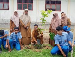 SMK Negeri 2 Sigli Gelar Penanaman Pohon Buah, Kepala Sekolah Ajak Jaga Lingkungan