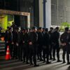 Ratusan WNA Diduga Operator Judi Online Digerebek Di Hayam Wuruk, Gedung Dijaga Ketat Brimob