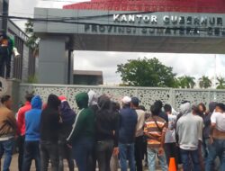 Aksi Massa Yang Tergabung Dalam Koalisi (KARSS) Demo Di Halaman Kantor Gubernur Sumatera Selatan (Sumsel)