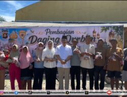 Kapolres OKU Timur AKBP Adik Sholat Idul Adha Bersama Personel, Serahkan Daging Kurban Kepada Masyarakat