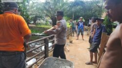 POLRES OKI DAN BRIMOB PERBAIKI JEMBATAN MERAH PUTIH DI DESA JERMUN
