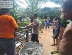 POLRES OKI DAN BRIMOB PERBAIKI JEMBATAN MERAH PUTIH DI DESA JERMUN