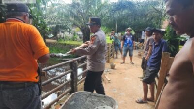 POLRES OKI DAN BRIMOB PERBAIKI JEMBATAN MERAH PUTIH DI DESA JERMUN