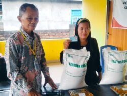 Pemerintah desa muara Lawai Salurkan Bantuan Pangan Beras untuk Ratusan Keluarga di desa muara Lawai.