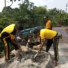 Polisi dan Warga Gotong Royong Benahi Tanggul Jembatan Demi Keselamatan Bersama