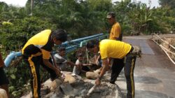 Polisi dan Warga Gotong Royong Benahi Tanggul Jembatan Demi Keselamatan Bersama