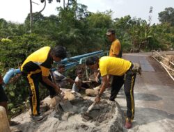 Polisi dan Warga Gotong Royong Benahi Tanggul Jembatan Demi Keselamatan Bersama