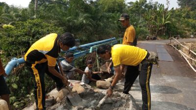 Polisi dan Warga Gotong Royong Benahi Tanggul Jembatan Demi Keselamatan Bersama