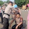 Usai Kenaikan Pangkat: Kasat Reskrim Rizky Dapat Penghormatan Dimandikan Kembang Oleh Kapolres Kota Metro