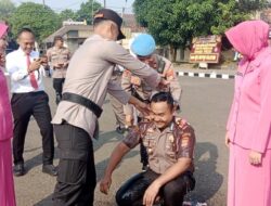 Usai Kenaikan Pangkat: Kasat Reskrim Rizky Dapat Penghormatan Dimandikan Kembang Oleh Kapolres Kota Metro