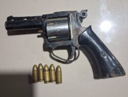 Polda Sumsel Tangkap Pemilik Senpi Rakitan di OKU Timur, Amankan Revolver dan Peluru Tajam