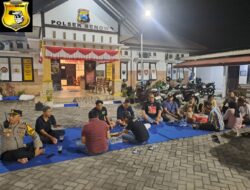 Menyambut HUT Bhayangkara ke-80, Polsek Benowo Gelar Cangkrukan dan Ngopi Bersama Warga