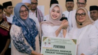 Bupati Lampung Timur secara Langsung Menyerahkan Beasiswa Makmur kepada Intan Putri Lestari Pemenang Kontes Dangdut Indonesia 2026
