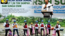 PTBA Angkut 1,56 Ton Sampah dari Sungai Enim, Tebar 1.300 Benih Ikan