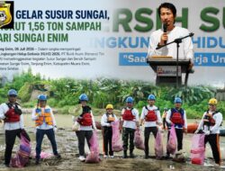 PTBA Angkut 1,56 Ton Sampah dari Sungai Enim, Tebar 1.300 Benih Ikan